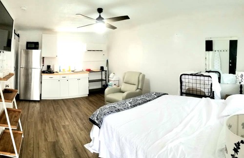 Lakeview Apartment | Lakeview Luxury Queen Studio 17