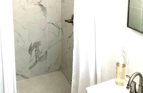 Lakeview Apartment | Lakeview Luxury Queen Studio 17