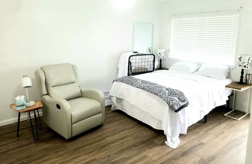 Lakeview Apartment | Lakeview Luxury Queen Studio 17