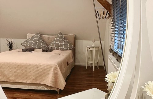 Wolfsbach Apartment | Gemütliche 2-stöckige Ferienwohnung 3 Minuten von der Autobahn!