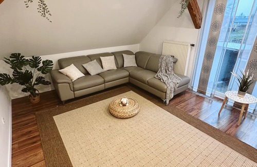 Wolfsbach Apartment | Gemütliche 2-stöckige Ferienwohnung 3 Minuten von der Autobahn!