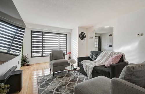 Markham House | Cozy home in Markham city where you can gather with family and friends.