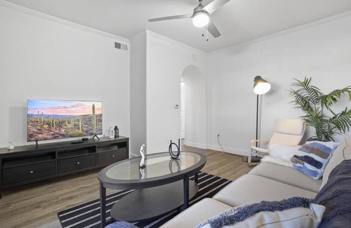 Glendale Sports and Entertainment District Apartment | CozySuites Glendale walk to stadium w/ pool & gym!