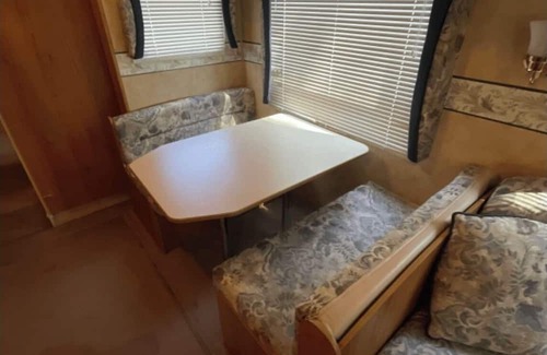 Crystal Falls RV Rental | 2006 Jayco JayFlight- Lakeside Adventures