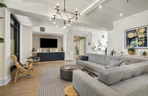 Valencia Condo | Modern Farmhouse 3-bedroom Condo near Six Flags with luxury amenities Gym, Pool