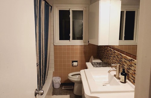 Burlington House | Luxurious Downtown Ground Floor Staycation. Newly furnished.