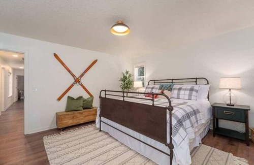 Welches House | Family Mountain Retreat w/Sauna + Game Rm + Fireplace + Community Pool & Hot Tub