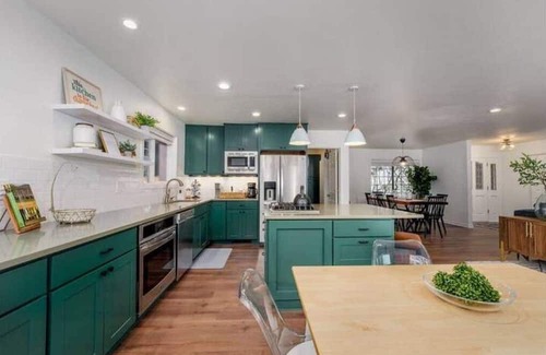 Welches House | Family Mountain Retreat w/Sauna + Game Rm + Fireplace + Community Pool & Hot Tub