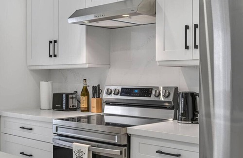 Hamilton House | Elegant 3BR Home Near Hospitals/Tims Field/QEW