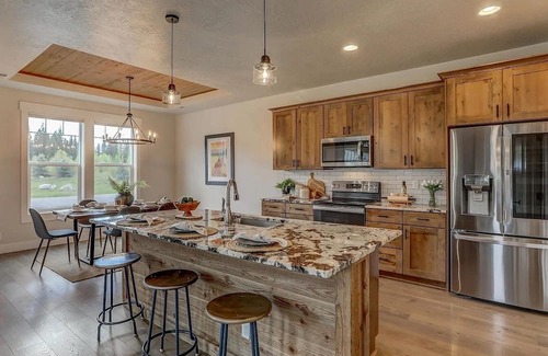 McCall House | Gorgeous mountain cottage w/AC adjacent to lake and state park. Pet-friendly!