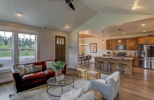 McCall House | Gorgeous mountain cottage w/AC adjacent to lake and state park. Pet-friendly!