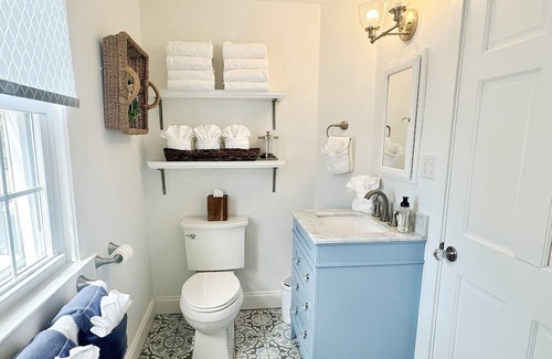 South Chatham Cottage | Waterviews and Short Walk to Nantucket Sound