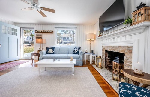 South Chatham Cottage | Waterviews and Short Walk to Nantucket Sound