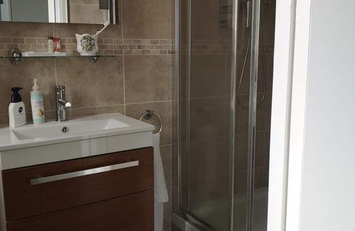 Holland Park Cabin | London/Kensington in suite double room for non smoking female professionals.