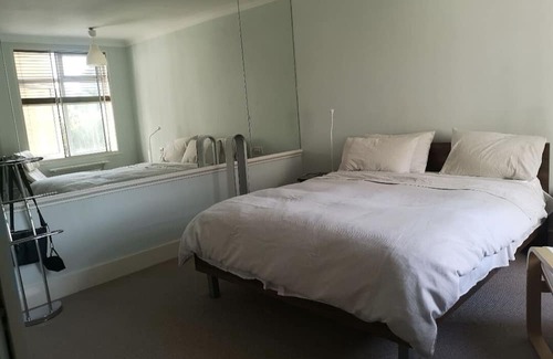 Holland Park Cabin | London/Kensington in suite double room for non smoking female professionals.