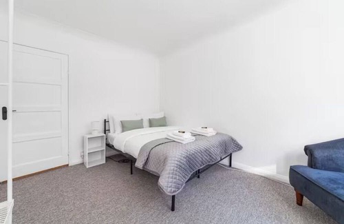 Wood Street Apartment | Unique & Airy 3BR Apt w/balconies, Snaresbrook