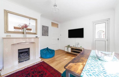 Wood Street Apartment | Unique & Airy 3BR Apt w/balconies, Snaresbrook