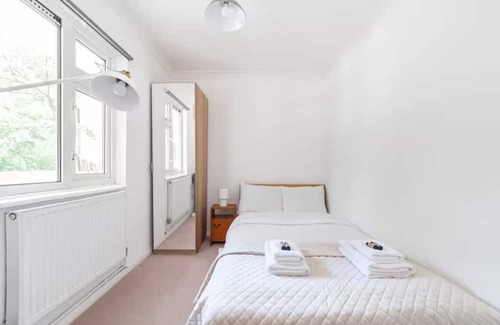 Wood Street Apartment | Unique & Airy 3BR Apt w/balconies, Snaresbrook