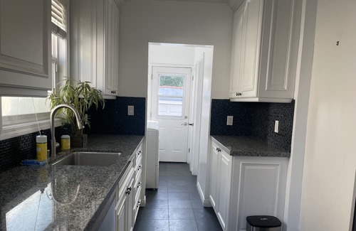 Wilshire Montana House | Little heaven, close to beach, full kitchen, strong WiFi, kid & pet friendly