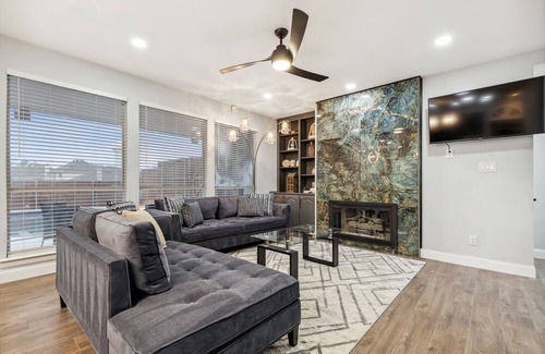 North Central Carrollton House | Beautiful & Large Pool House