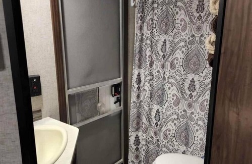 Happy Valley House | Cozy small camper in a quiet neighborhood and enjoy the sounds of nature