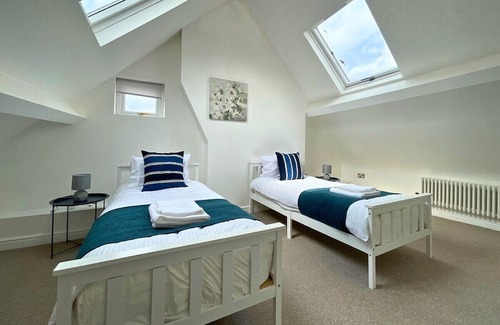 Doncaster Apartment | 4 Bedroom Duplex Near Races and Hospital, Sleeps 7