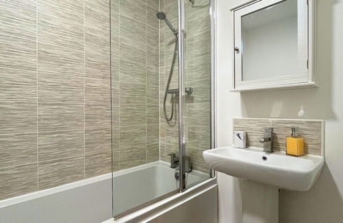 Doncaster Apartment | Stylish Serviced Apartment - Near City Centre