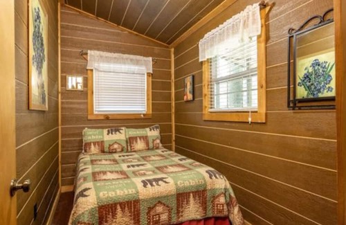 Cleora Cabin | The Herron Cabin (One Queen Bed)