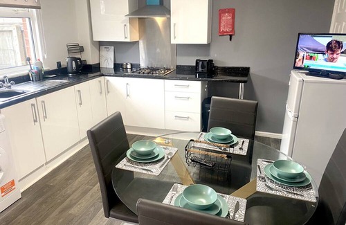 Thornaby On Tees House | Home from Home Howard’s House provides a comfy , clean home for your stay .