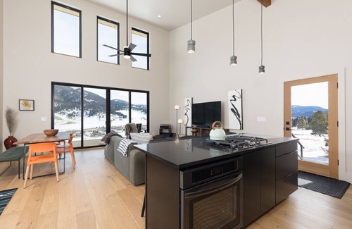 Riverview Ranch House | Big sky luxury cabin w/ private hot tub & views