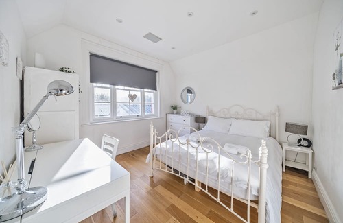 Oxshott House | Pass The Keys - Oxshott Stationside Cottage - Dogs Welcome !