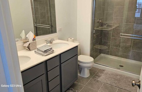 Des Plaines House | Townhome 5 mins away from O'Hare Airport and the Allstate Arena