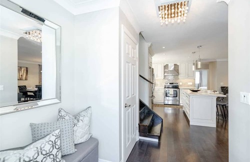 North York House | Family Oasis: 3 BEDROOM 2 BATHROOM Home+Garden+BBQ