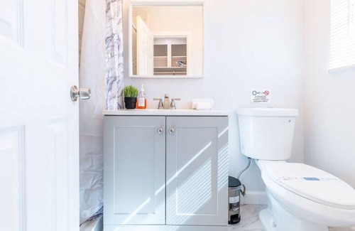 Coral Ridge Apartment | 5 min to BEACH walk to restaurant, bars, mall, etc