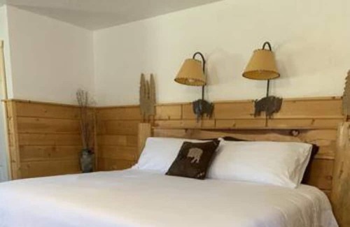 Dubois Cabin | Unit Room 20