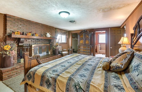 Hutchinson House | Hutchinson Home w/ Pond Access - 3 Mi to Town!