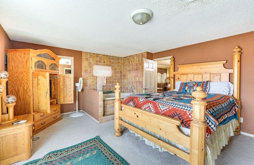 Hutchinson House | Hutchinson Home w/ Pond Access - 3 Mi to Town!