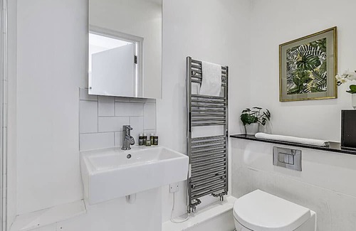 Southfield Apartment | Vibrant 2-Bed Flat: Acton's Best Stay!