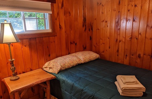 Rockwood Cabin | Cozy cabin is just 10 minutes from slopes and state parks!