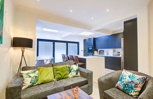 Havering House | Tranquil Stay 5BR House in Romford w/ Free Parking