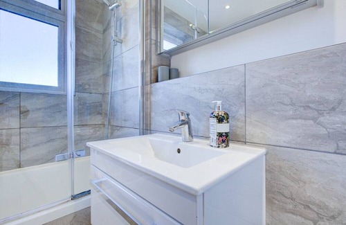 Havering House | Tranquil Stay 5BR House in Romford w/ Free Parking