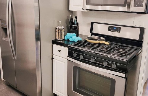 Brook Park House | Cozy Townhouse by Cle-Hopkins Airport Cleveland