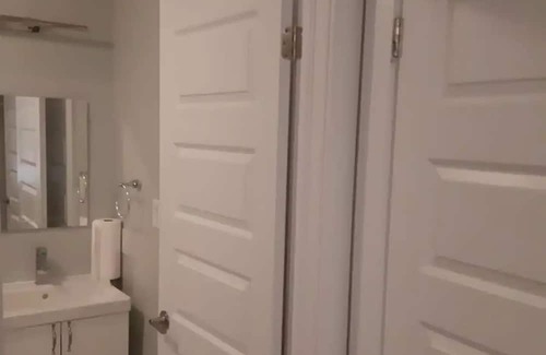 Barrie House | Ensuite room in brand new townhouse.