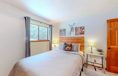 New Meadows House | Alpine home with private hot tub, fireplace, & W/D - near skiing