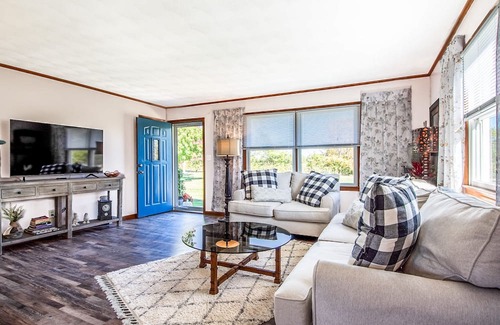 Holts Summit House | PLUSH FARMHOUSE Fresh Breakfast + Crackling Bonfire! 2-Separate Areas!