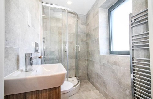 Leeds Apartment | City Charm: 3BR+Rooftop Terrace!