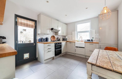 West Hill Apartment | Colourful Southfields Charm