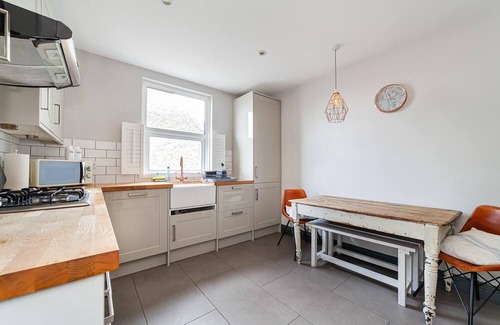West Hill Apartment | Colourful Southfields Charm