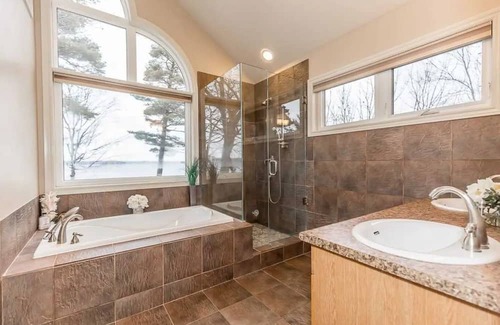 Barrie Cottage | Luxurious 6-Room Lakefront House