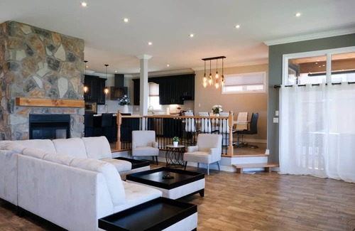 Barrie Cottage | Luxurious 6-Room Lakefront House